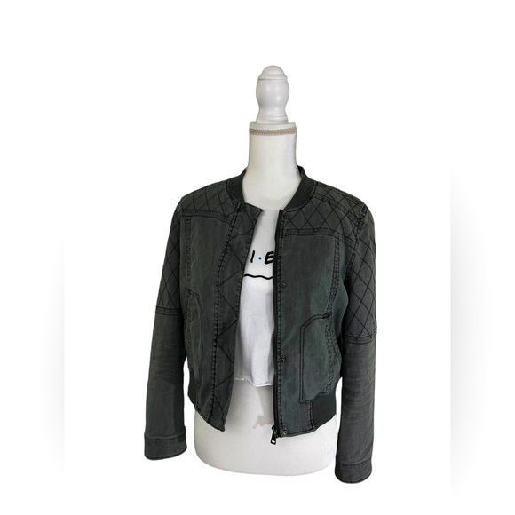 Bundle of 2, Like New, Never Worn Cropped Tees L and XL ~ Friends and Romwe - Picture 5 of 11